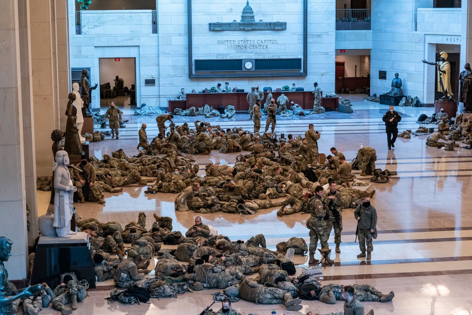 D'incroyables photos montrent les troupes de la garde nationale qui dorment au