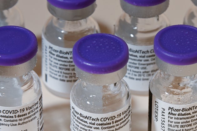 Des flacons du vaccin anti-Covid Pfizer-BioNTech, ici dans la pharmacie de l'hôpital Emile Muller de Mulhouse, le 13 janvier 2021.