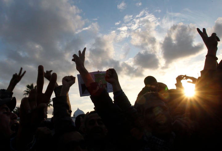 Des manifestants crient des slogans contre les retombées du régime de l'ancien président Zine El Abidine Ben Ali dans le gouvernement intérimaire, lors d'une manifestation à Tunis, en Tunisie, le 24 janvier 2011.