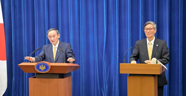 緊急事態宣言の区域変更で7府県追加を表明した後、記者会見で質問に答える菅義偉首相（左）。右は政府分科会の尾身茂会長=2021年1月13日午後7時39分、首相官邸、恵原弘太郎撮影
