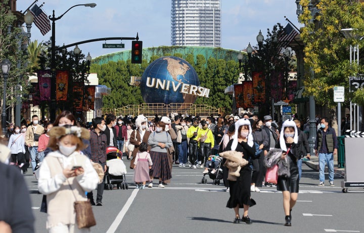 「GoToイベント」事業の初日、多くの来場者でにぎわうユニバーサル・スタジオ・ジャパン（USJ）＝11月4日午前、大阪市此花区