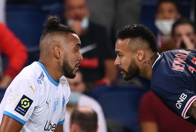 Le joueur du Parc-Saint-Germain, Neymar et le joueur marseillais Dimitri Payet règlent leurs comptes, lors d'un match au Parc des Princes à Paris, le 13 septembre 2020.  