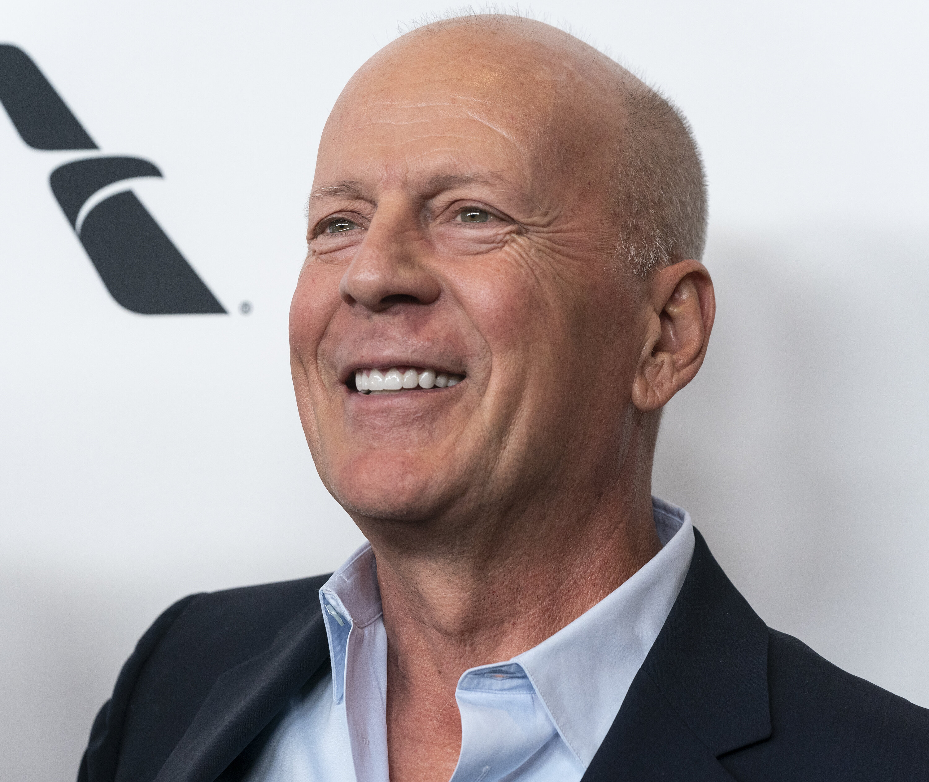 Bruce Willis photographié sans masque dans un commerce, il s'explique
