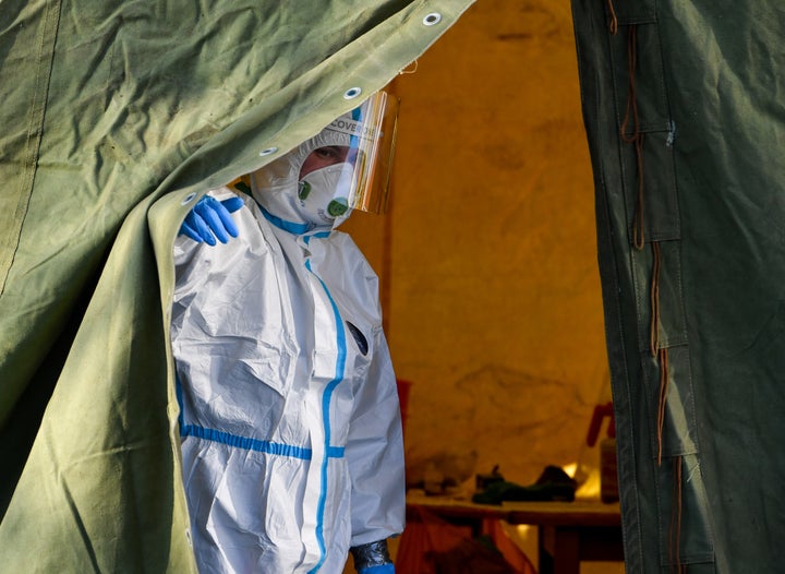 Un sanitario, preparado para recibir a pacientes con coronavirus