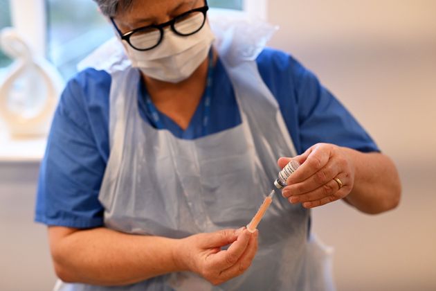 Les plus de 75 ans pourront ce faire vacciner dans des centres dédiés (photo d'illustration: une infirmière prépare l'injection d'un vaccin en Angleterre, le 14 janvier 2021).