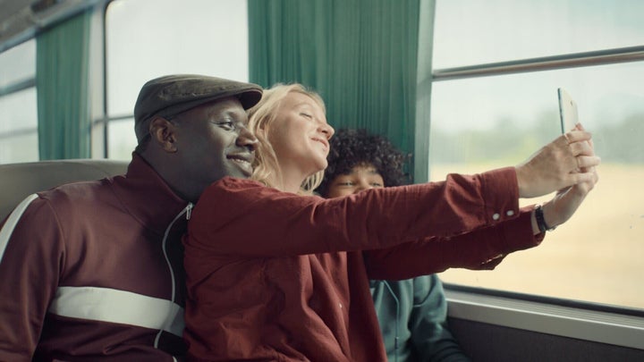 Assane, Claire y Raoul, en el tren a Étretat.
