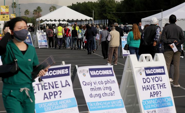 ディズニーランド・リゾートの駐車場に作られた新型コロナウイルスのワクチン接種会場で列に並ぶ人々（2021年1月13日）