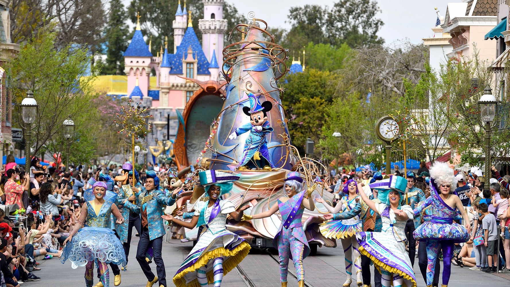 米ディズニーランド 年間パスポート終了を発表 新型コロナの影響で約40年続いたサービスに幕 ハフポスト 米ディズニーランド 年間パスポート終了を発表 新型コロナの影響で約40年続いたサービスに幕 ハフポスト