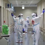 コロナ専用病棟の医師が、本当は使いたくない「医療崩壊」を語る理由　感染拡大のいま、何が起きているのか