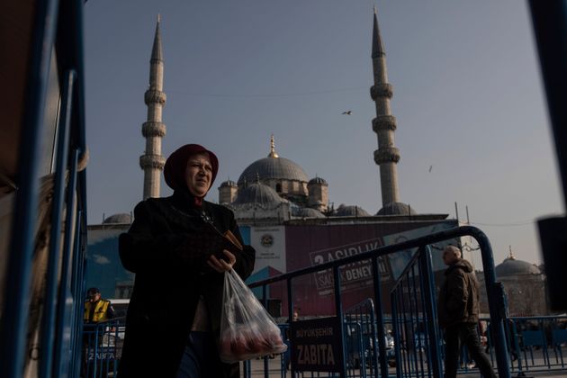 Σε τραγική κατάσταση οι Τούρκοι, «στοκάρουν» ρύζι και μακαρόνια λόγω