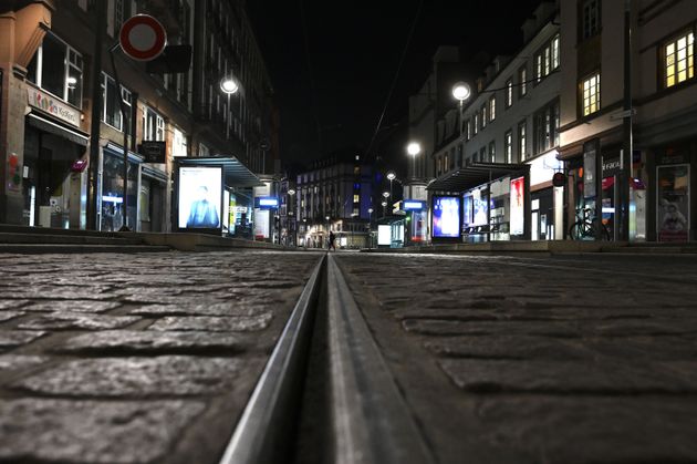 Le couvre-feu à 18h a été généralisé à toute la France métropolitaine pour freiner l'épidémie de Covid-19 (photo d'illustration prise à Strasbourg).