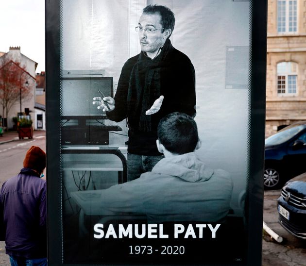 Assassinat de Samuel Paty: les sept hommes placés en garde à vue libérés (Photo d'illutration: un poster de Samuel Paty affiché à Conflans-Saint-Honorine le 3 novembre. Photo par THOMAS COEX/AFP via Getty Images)