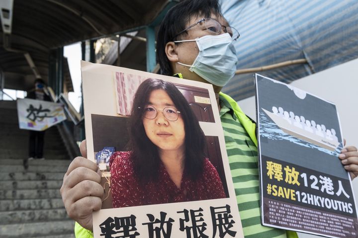 Un militant pro-démocratie à Hong Kong tient une photo de Zhang Zhan, une journaliste citoyenne condamnée à quatre ans de prison en Chine pour ses reportages sur l'épidémie de COVID-19 à Wuhan.
