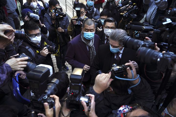 Jimmy Lai (au centre) est accusé de collusion en vertu de la nouvelle Loi sur la sécurité nationale de Hongkong.