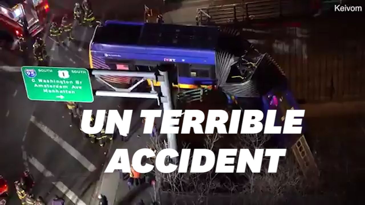 À New York, un accident laisse un bus suspendu au-dessus de la route