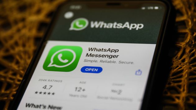 Face au tollé, WhatsApp fait marche arrière sur le partage de données (photo d'illustration, Jakub Porzycki/NurPhoto/Getty Images)