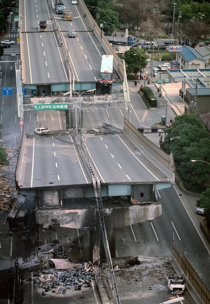 橋げたから落ちた阪神高速神戸線（兵庫・西宮市）［時事通信ヘリより］