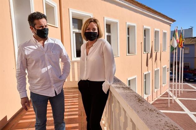 Ximo Coll y Carolina Vives, matrimonio y alcaldes de El Verger y Els Poblets, que se vacunaron de forma