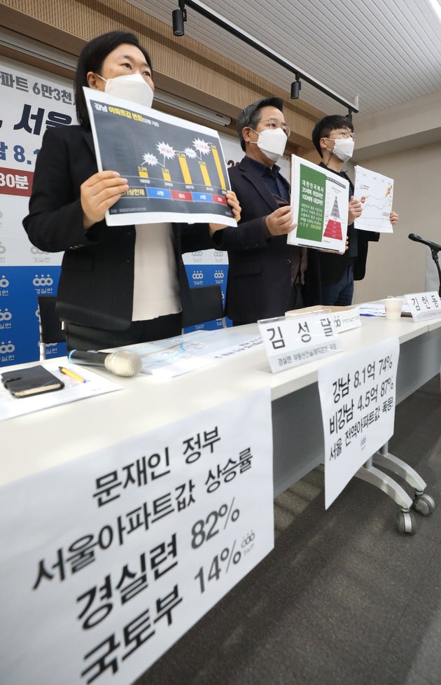 경제정의실천시민연합 관계자들이 14일 서울 종로구 경실련 강당에서 기자회견을 열고 서울 아파트 정권별 시세 분석결과를 발표하고 있다. 경실련은 기자회견에서 서울 아파트 6만3천세대 22개단지 정권별 시세를 분석한 결과 지난 18년간 서울 아파트값이 3.1억에서 11.9억으로 8.8억 3.8배 상승했으며 문재인 정부 4년 동안 서울 아파트값이 5.3억, 82% 상승(강남 8.1억 74%, 비강남 4.5억 87%)한 것으로 조사됐다고 발표했다.