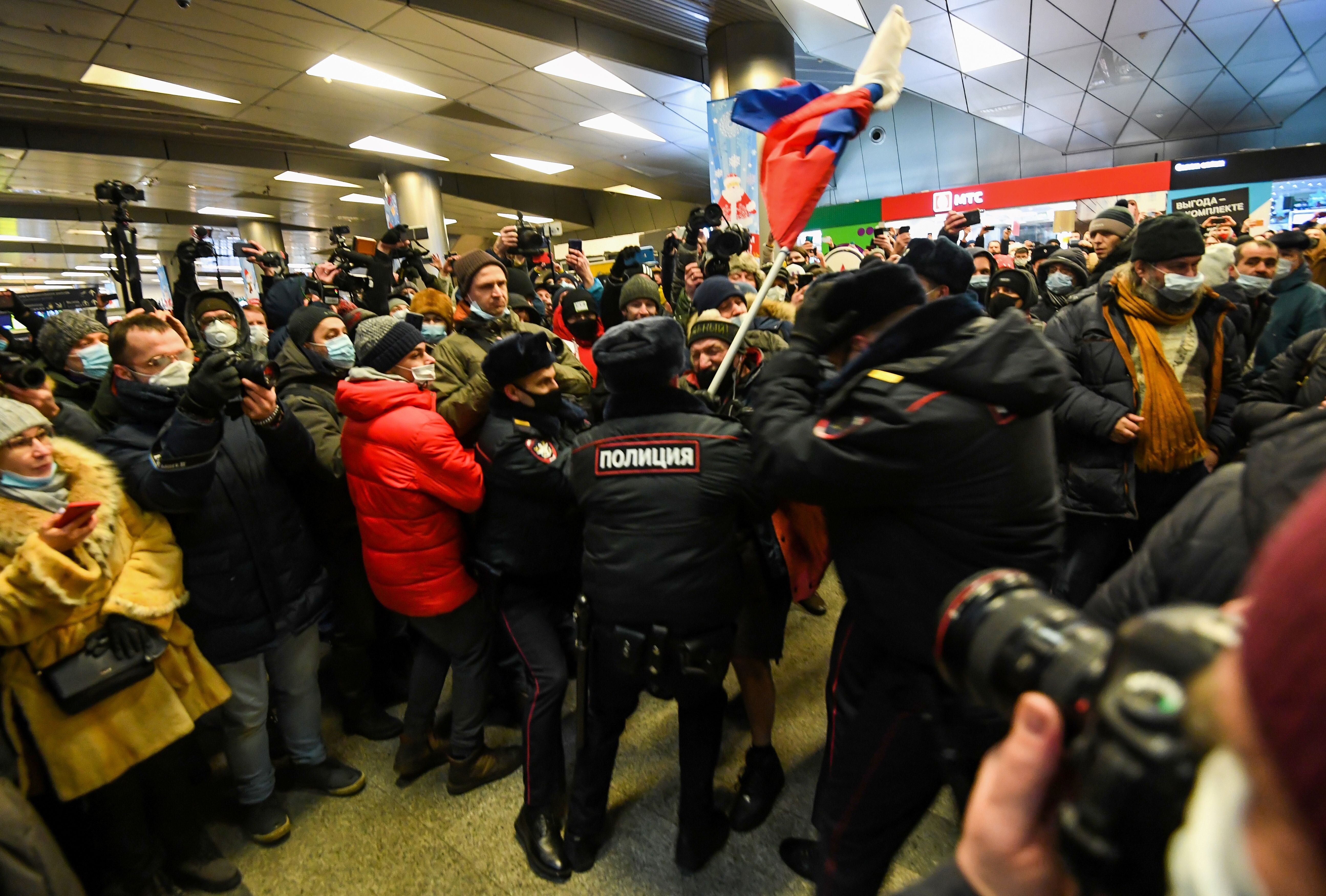 Navalny: plusieurs de ses alliés arrêtés à l'aéroport de Moscou
