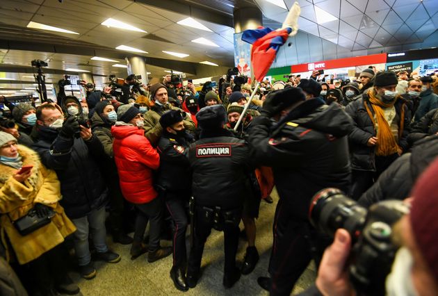 Plusieurs alliés de l'opposant Navalny arrêtés à l'aéroport de Moscou (Photo by NATALIA KOLESNIKOVA/AFP via Getty Images)