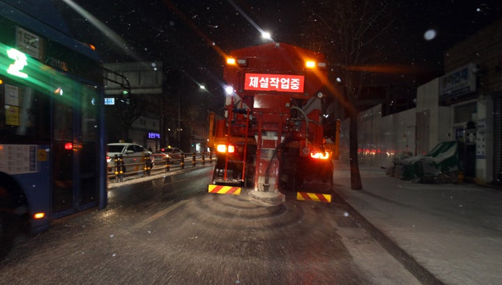 전국 곳곳에 대설 특보가 발효중인 17일 저녁 눈이 내린 서울 동작구 장승배기역 인근 상도로에서 제설 차량이 도로에 염화칼슘을 뿌리며 이동하고 있다. 