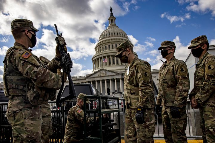 武器を持って議事堂周辺の警備に当たる州兵（2021年1月17日）
