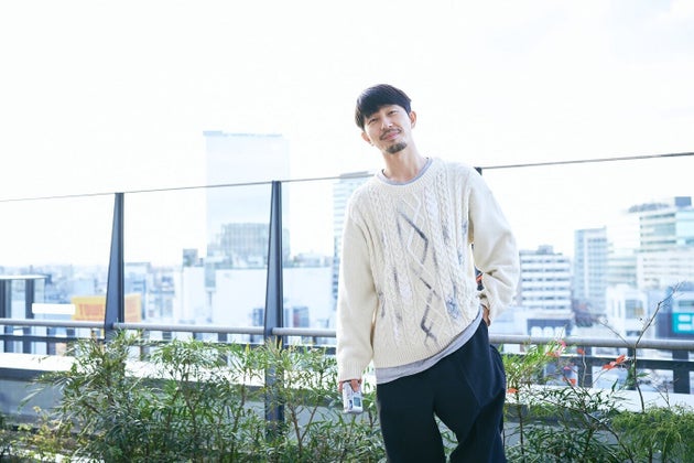 うちの赤ちゃん 抱っこしてくれませんか 写真家 浅田政志が切り拓いた新たな 家族写真 ハフポスト うちの赤ちゃん 抱っこしてくれませんか 写真家 浅田政志が切り拓いた新たな 家族写真 ハフポスト