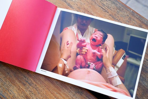 「うちの赤ちゃん、抱っこしてくれませんか」写真家・浅田政志が切り拓いた新たな“家族写真”