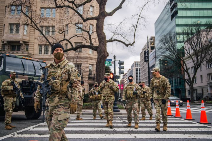 ワシントンD.C.の通りを歩く州兵（2021年1月17日）