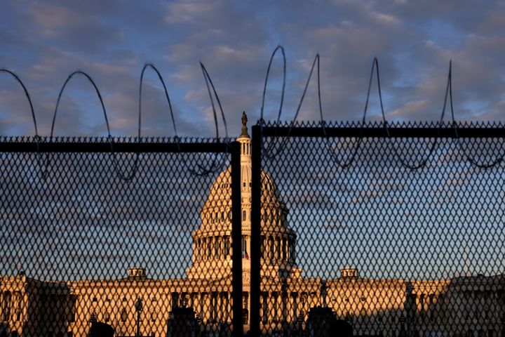 連邦議事堂の周りに作られた有刺鉄線のついたフェンス（2021年1月16日）