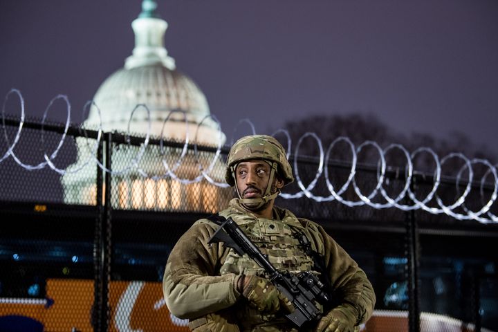 議事堂を囲むフェンスの外側で警備をする州兵（2021年1月15日）