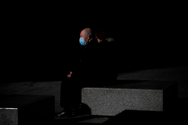 Varias personas, en una calle de