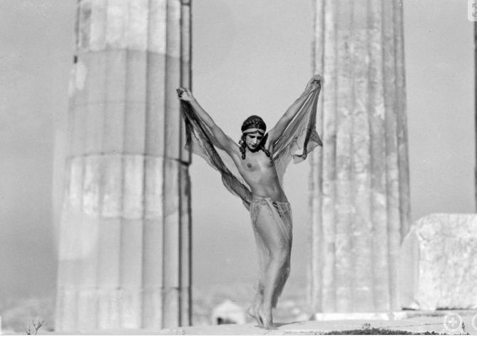 Η ρωσίδα χορεύτρια Elizaveta "Lila" Nikolska στον Παρθενώνα. Αθήνα, Νοέμβριος 1930. Έλλη Σεραϊδάρη-Σουγιουλτζόγλου (Nelly's) 