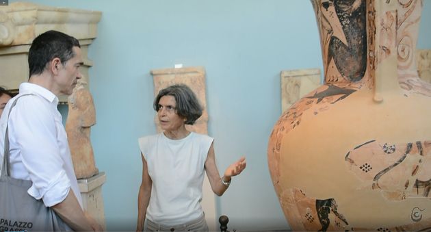 O Ρομέο Καστελούτσι ξεναγείται στον αρχαιολογικό χώρο και το μουσείο της Ελευσίνας από την αρχαιολόγο Καλλιόπη Παπαγγελή, διευθύντρια της Εφορείας Προϊστορικών και Κλασσικών Αρχαιοτήτων Δυτικής Αττικής. Ο διεθνής καλλιτέχνης σχεδιάζει μία νέα δημιουργία ειδικά για την Ελευσίνα, Πολιτιστική Πρωτεύουσα 2023.