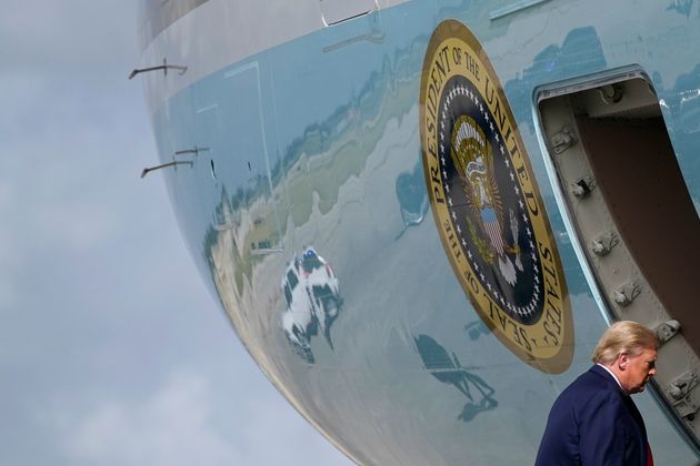 Photo d'illustration de Donald Trump, montant à bord du Air Force One en Floride le 31 décembre 2020. 