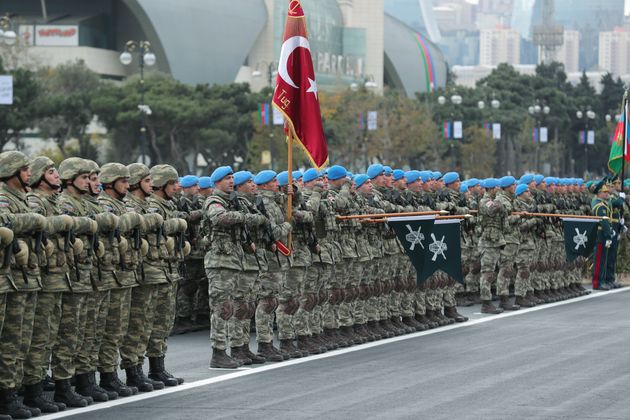 Des soldats des armées de Turquie et d’Azerbaïdjan prennent part à la parade...