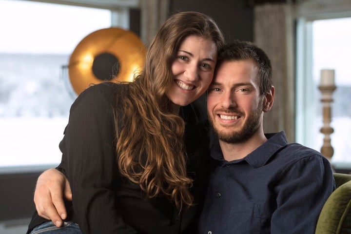 L Amour Est Dans Le Pre Julien Et Isabelle Attendent Leur Premier Enfant Huffpost Divertissement L Amour Est Dans Le Pre Julien Et Isabelle Attendent Leur Premier Enfant Huffpost Divertissement