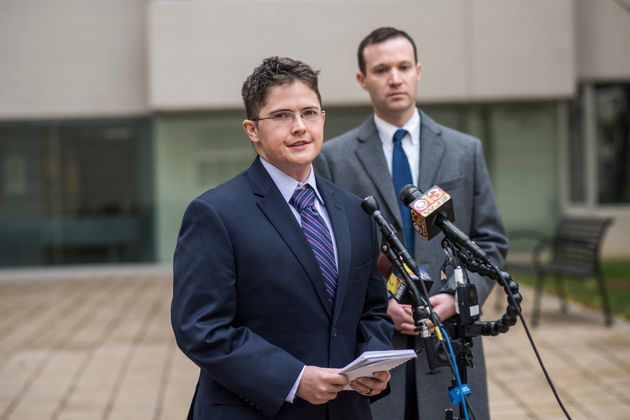 Le sous-officier Brock Stone s’adresse aux journalistes le 9 novembre 2017 à Baltimore. Il fait partie des plaignants qui ont entamé une action en justice pour faire annuler l’interdiction faite aux personnes transgenre de servir dans l’armée.  (Photo by Jason Andrew for The Washington Post via Getty Images)