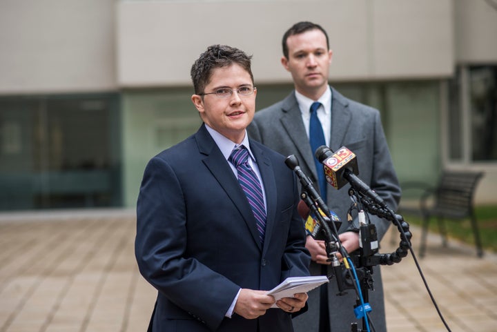 Le sous-officier Brock Stone s’adresse aux journalistes le 9 novembre 2017 à Baltimore. Il fait partie des plaignants qui ont entamé une action en justice pour faire annuler l’interdiction faite aux personnes transgenre de servir dans l’armée. (Photo by Jason Andrew for The Washington Post via Getty Images)