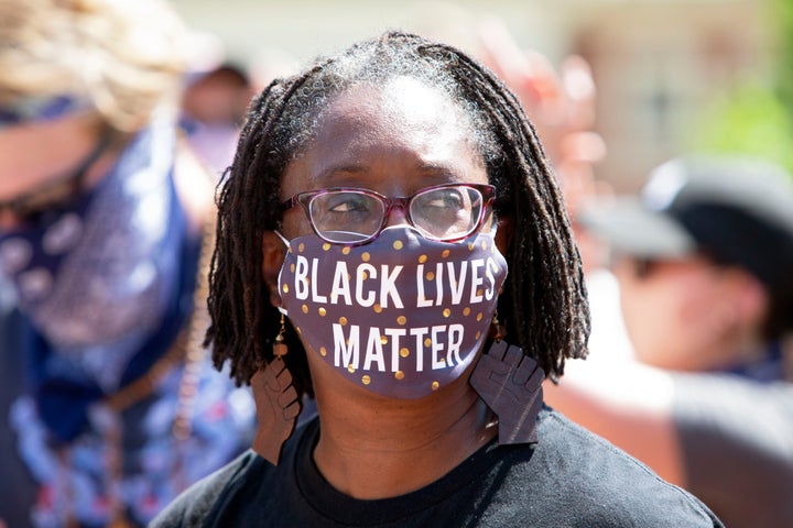 Lisa Woolfork porte un masque “Black Lives Matter” pendant une manifestation contre le racisme à Charlottesville (Virginie), le 30 mai 2020. (Photo by Ryan M. Kelly / AFP) 