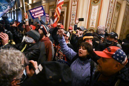 Des partisans du président Donald Trump envahissent le Capitole le 6 janvier alors que le Congrès est réuni pour valider les votes faisant de Joe Biden le vainqueur des élections de novembre 2020. 
