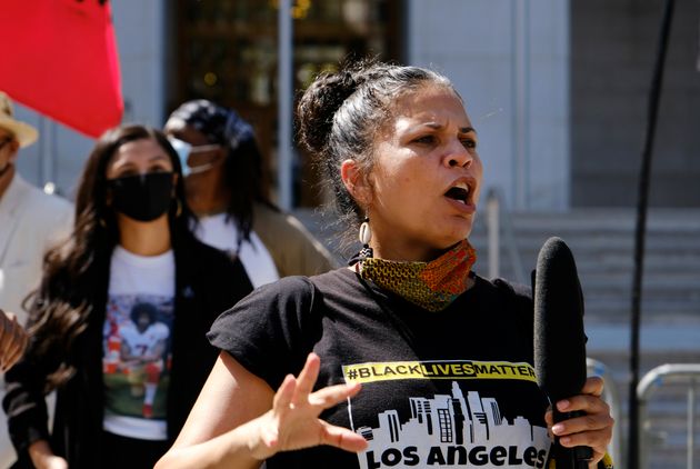 Melina Abdullah Melina Abdullah participe à la marche “Black Lives Matter” organisée en août 2020 à Los Angeles (Californie) (AP Photo/Richard Vogel, File)