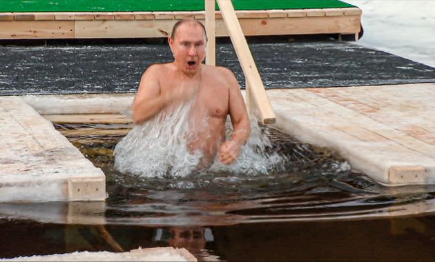 Ρωσία: Ο Πούτιν βούτηξε σε παγωμένα νερά για τα