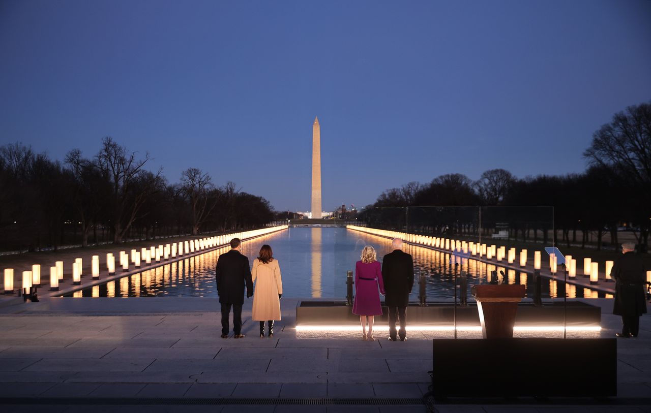 Biden, Harris and their spouses honored the nation's COVID-19 victims as 400 lights glow between the Washington Monument and Lincoln Memorial.