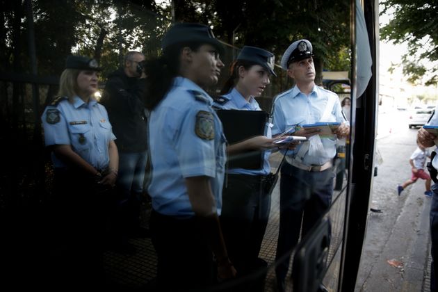 Πρόστιμο 300 ευρώ σε στρατιωτικούς που γυρνούσαν σπίτι τους - Η απάντηση του Υπ.