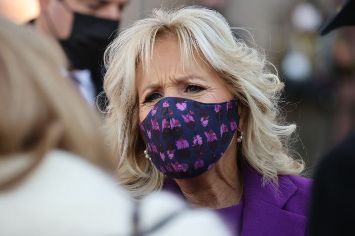 Detalle de la mascarilla de Jill Biden.