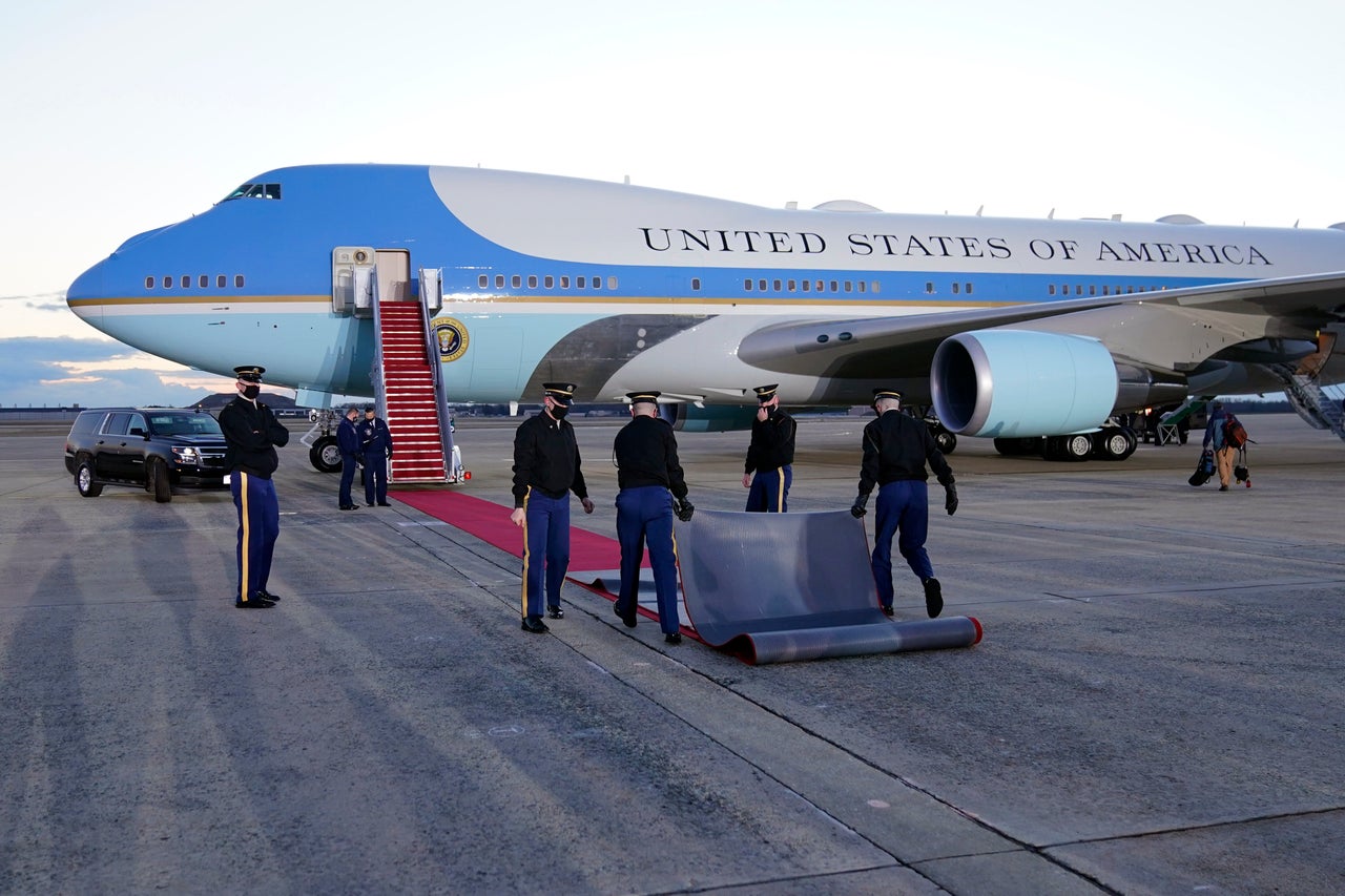 Το Air Force One έτοιμο να παραλάβει για τελευταία φορά τον Τραμπ.