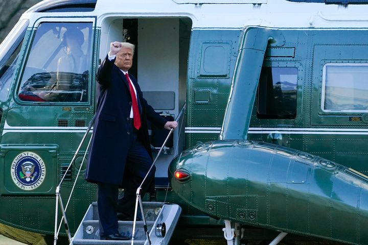 Trump se va de la Casa Blanca en un helicóptero, para coger el Air Force One que le lleva hasta su mansión de Florida.