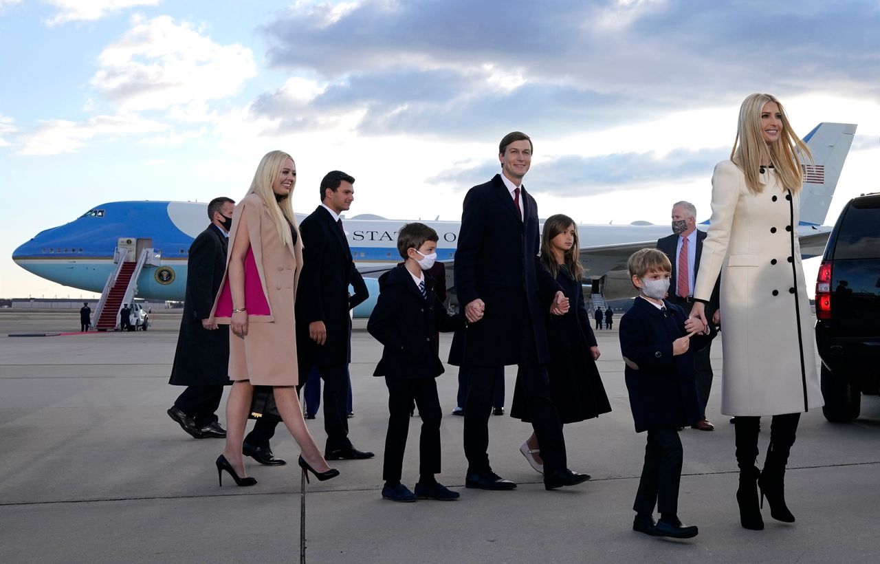 Η οικογένεια Τραμπ εν απαρτία, στην αεροπορική βάση Αντριους. 